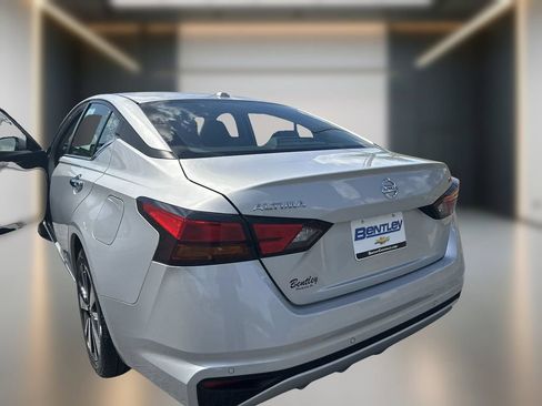 Used 2022 Nissan Altima 2.5 SV FWD image 14