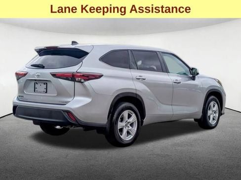 Used 2024 Toyota Highlander LE AWD/4WD image 5