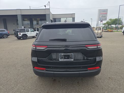 Used 2024 Jeep Grand Cherokee Altitude AWD/4WD image 6