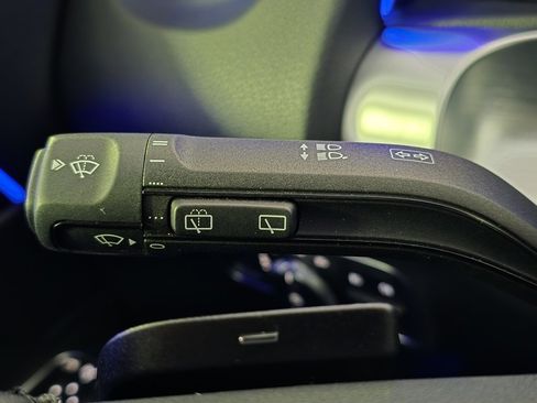 Used 2025 Mercedes-Benz GLB 250 4MATIC image 17