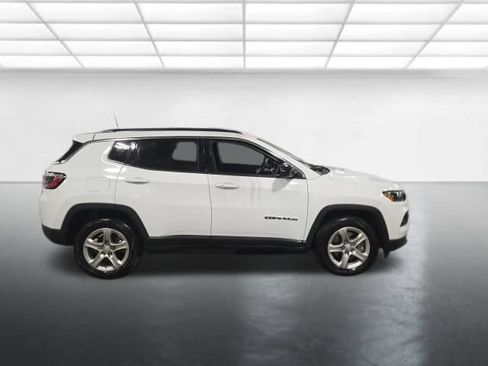 Used 2024 Jeep Compass Latitude image 3