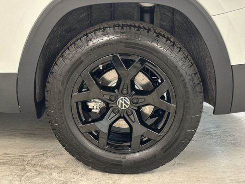 New 2025 Volkswagen Atlas Peak Edition SE image 24