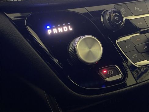 Used 2025 Chrysler Pacifica Limited image 21