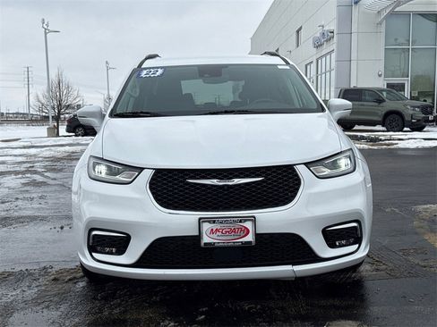 Used 2022 Chrysler Pacifica Touring-L w/ Uconnect Theater Family Group image 4