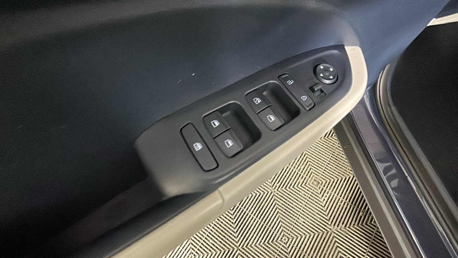 Used 2023 Hyundai Venue Limited FWD image 13