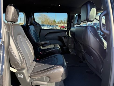 Used 2025 Chrysler Pacifica Select image 15