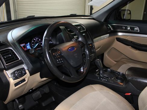 Used 2016 Ford Explorer XLT w/ Equipment Group 201A FWD image 22