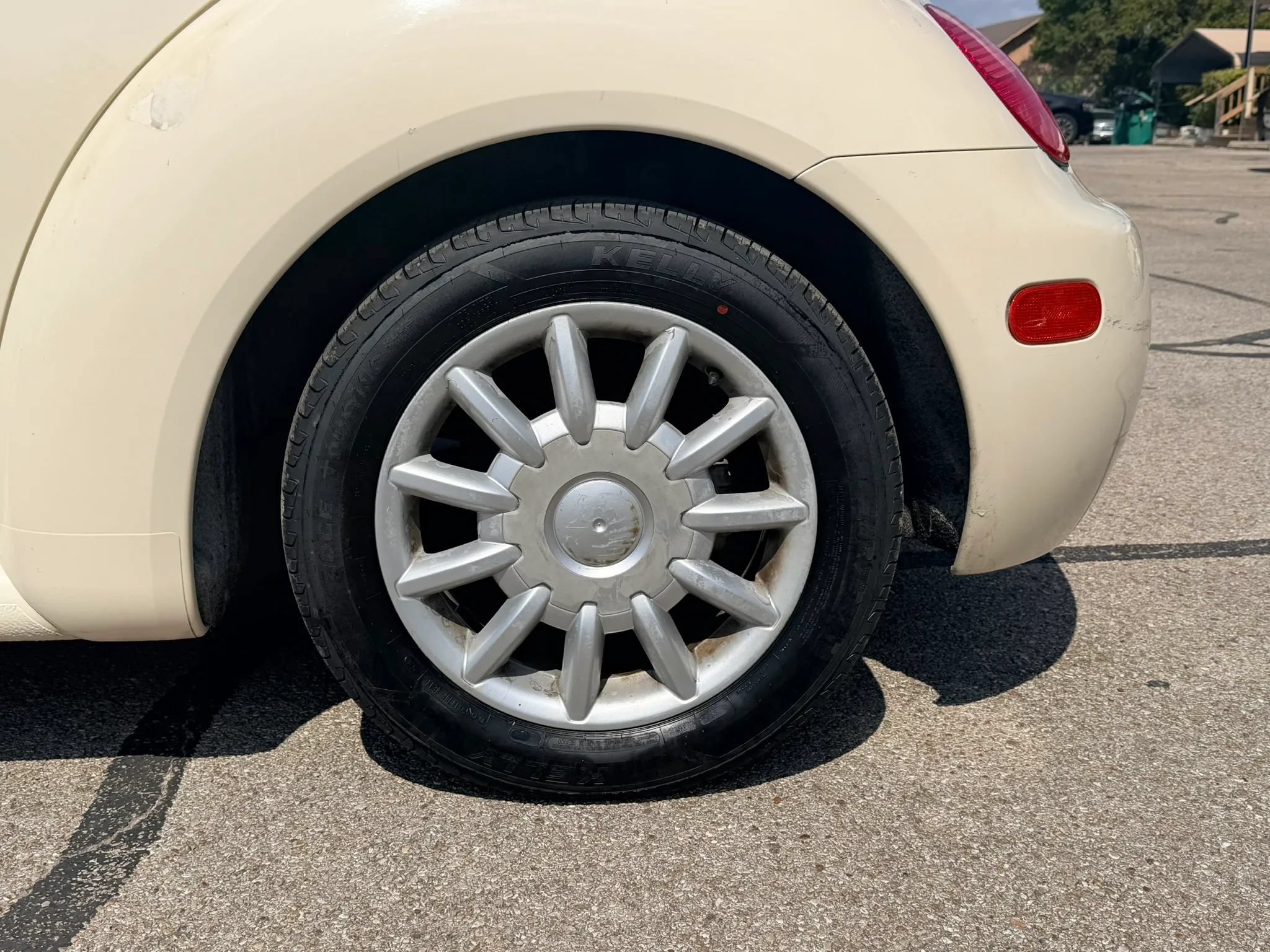 Used 2005 Volkswagen Beetle GLS FWD image 2