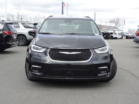 Used 2022 Chrysler Pacifica Touring-L image 3