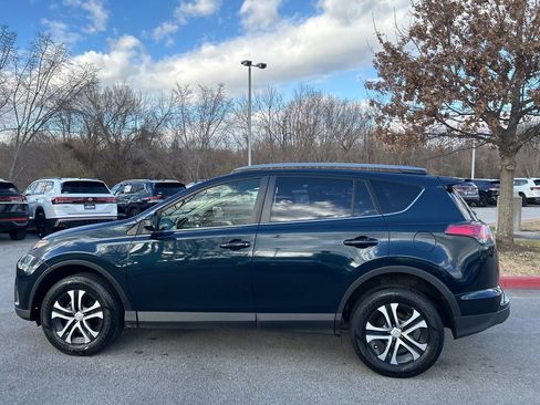 Used 2018 Toyota RAV4 LE image 6