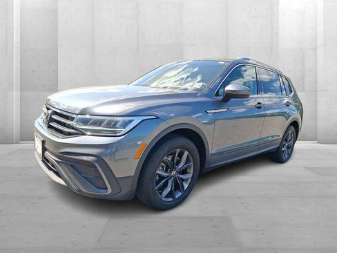 Certified 2023 Volkswagen Tiguan SE w/ Panoramic Sunroof Package FWD image 3