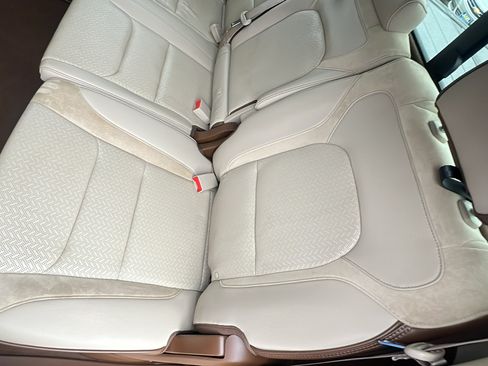 Used 2019 RAM 1500 Laramie AWD/4WD image 16