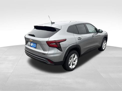 Used 2024 Chevrolet Trax LS w/ LS Convenience Package FWD image 7