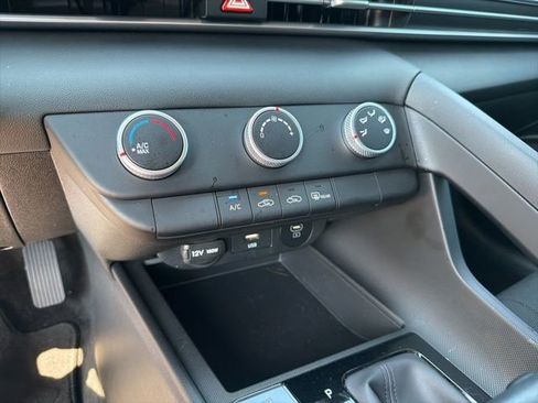 Certified 2025 Hyundai Elantra SE FWD image 17