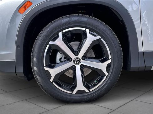 New 2026 Volkswagen Tiguan SE FWD image 11