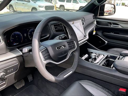 Used 2025 Jeep Wagoneer L Series III w/ Premium Group I AWD/4WD image 9