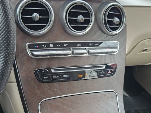 Used 2019 Mercedes-Benz GLC 300 4MATIC image 17
