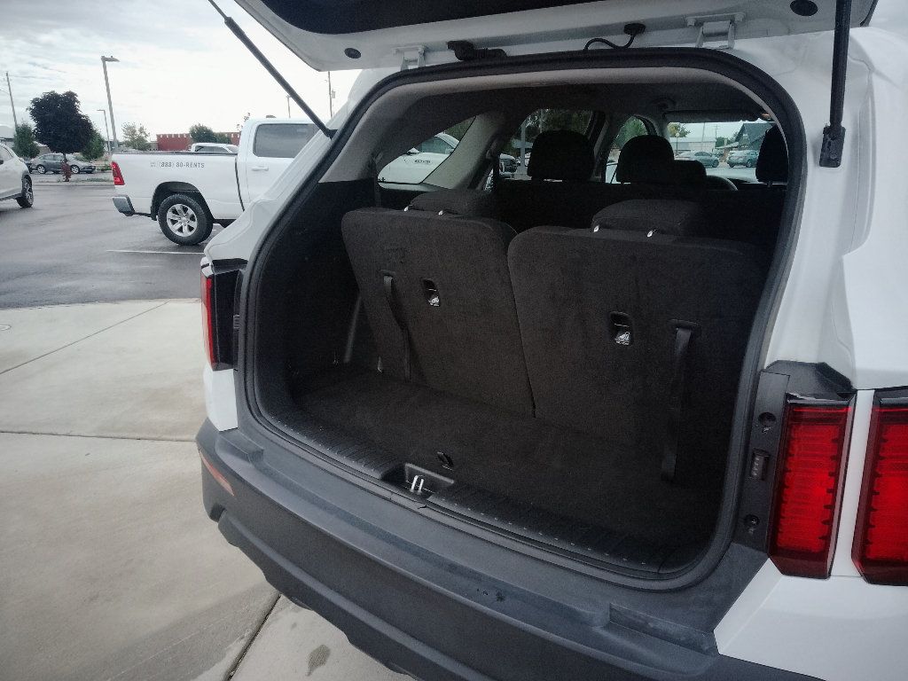 Used 2023 Kia Sorento LX AWD/4WD image 15