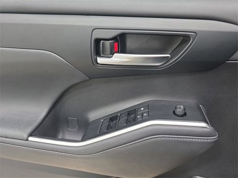 Used 2023 Toyota Highlander XLE image 28