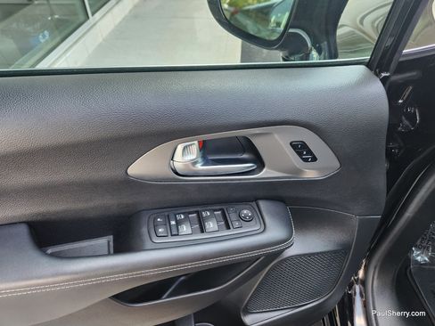 Used 2025 Chrysler Pacifica Select FWD image 30