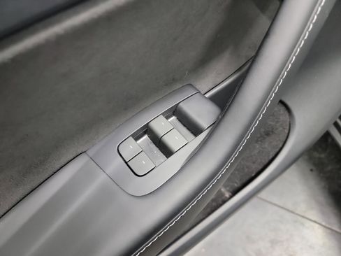 Used 2025 Tesla Model Y Long Range image 14