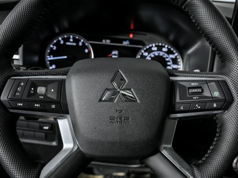 New 2026 Mitsubishi Outlander SE image 18