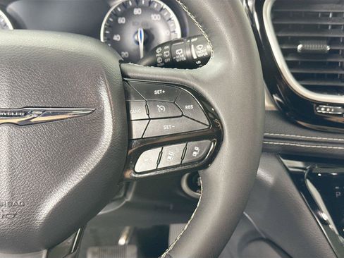 Used 2025 Chrysler Pacifica Limited FWD image 20