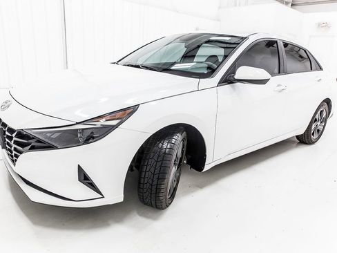 Used 2023 Hyundai Elantra SEL image 2