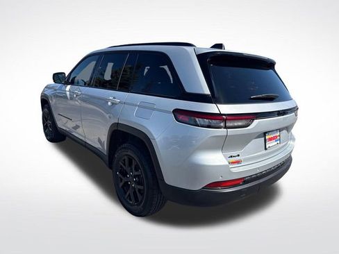 Used 2025 Jeep Grand Cherokee Altitude AWD/4WD image 3