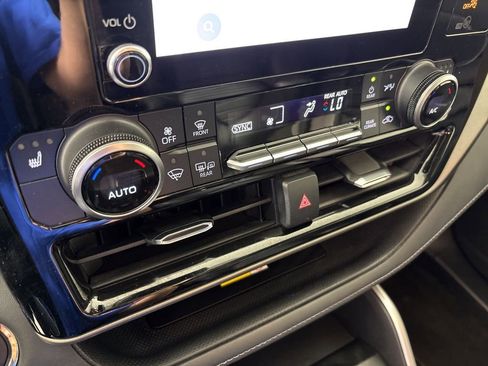 Used 2023 Toyota Highlander XLE AWD/4WD image 40
