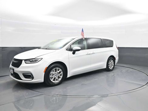 Used 2023 Chrysler Pacifica Touring-L FWD image 4