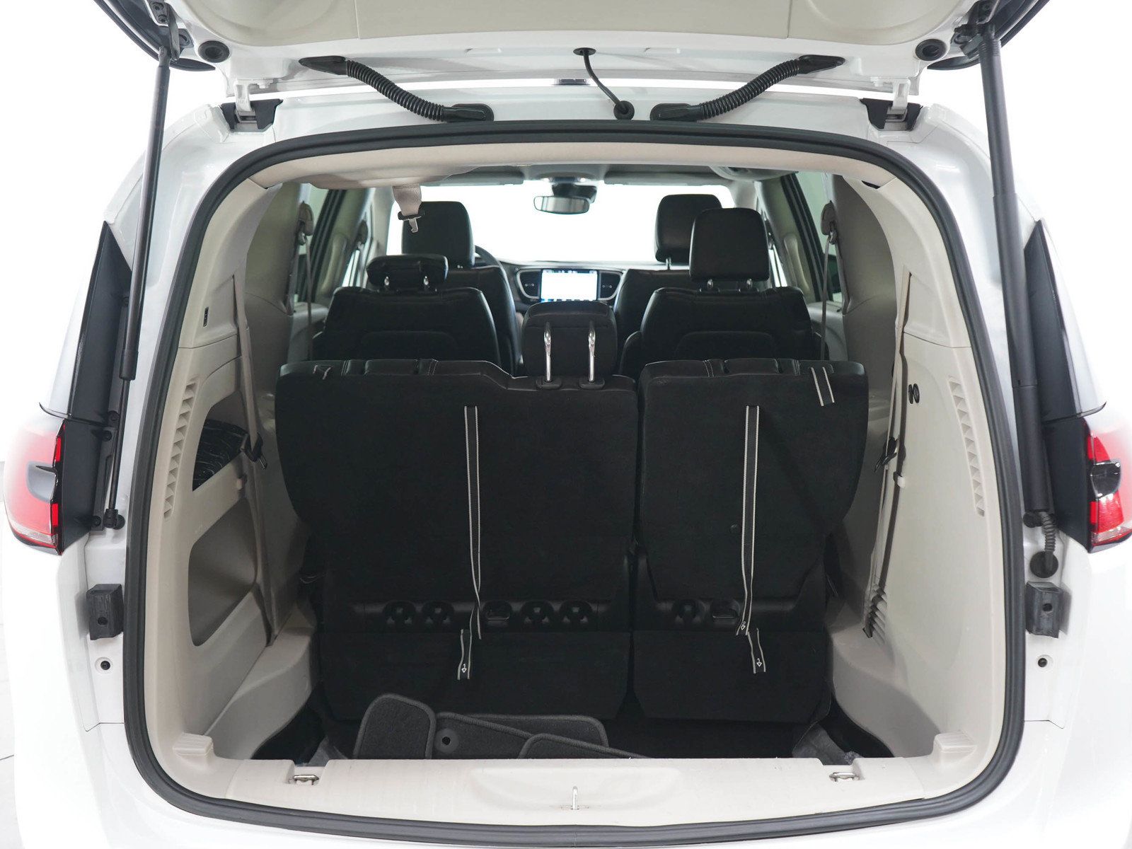 Used 2023 Chrysler Pacifica Touring-L FWD image 19
