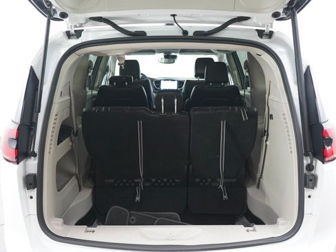 Used 2023 Chrysler Pacifica Touring-L FWD image 19