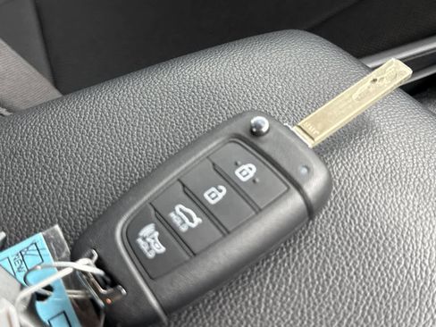 Used 2025 Hyundai Elantra SE FWD image 28