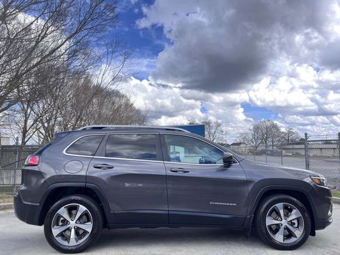 Used 2019 Jeep Cherokee Limited w/ Luxury Group image 4