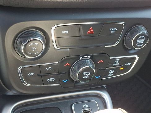 Used 2018 Jeep Compass Latitude w/ Popular Equipment Group image 16