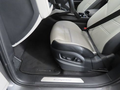 Certified 2025 Porsche Cayenne E-Hybrid AWD/4WD image 41