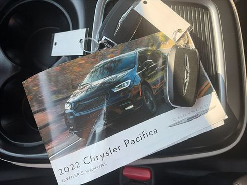 Used 2022 Chrysler Pacifica Touring-L FWD image 10