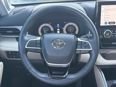 Used 2024 Toyota Highlander Limited AWD/4WD image 24