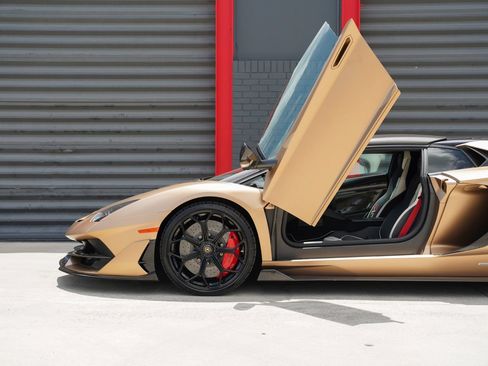 Used 2020 Lamborghini Aventador SVJ AWD/4WD image 9