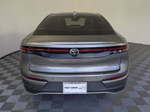 Used 2023 Toyota Crown Limited image 6