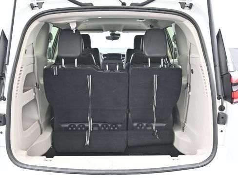 Used 2024 Chrysler Pacifica Touring-L FWD image 15