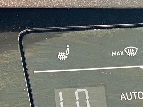 Certified 2025 Volkswagen Jetta SE w/ Sunroof Package image 14