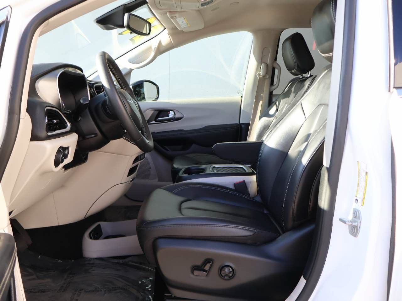 Used 2024 Chrysler Pacifica Touring-L FWD image 8