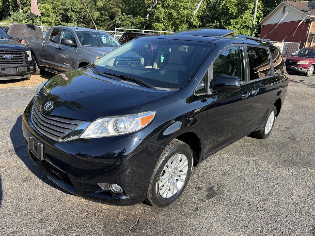 Used 2017 Toyota Sienna XLE w/ XLE Navigation Package FWD image 3