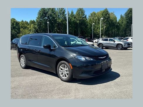 Used 2023 Chrysler Voyager LX FWD image 1
