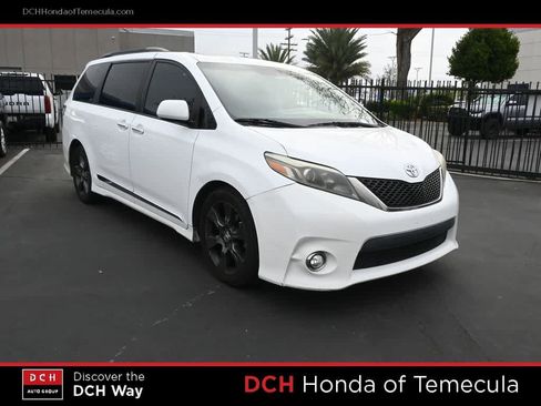Used 2016 Toyota Sienna SE Premium image 3