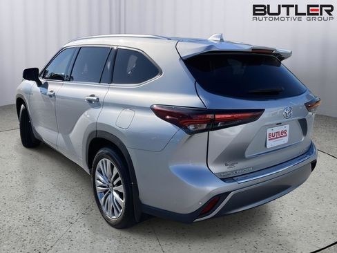 Used 2024 Toyota Highlander Platinum image 3
