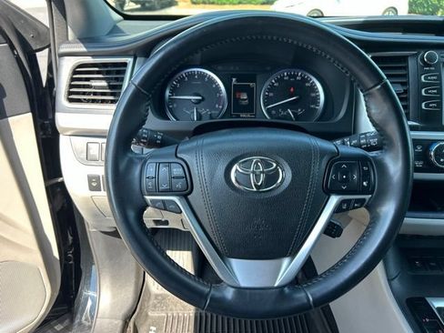 Used 2017 Toyota Highlander SE AWD/4WD image 21