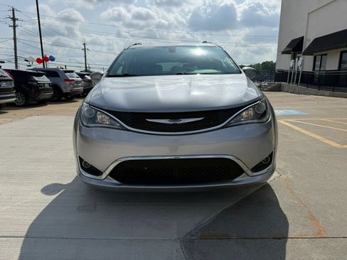 Used 2020 Chrysler Pacifica Touring-L Plus FWD image 4